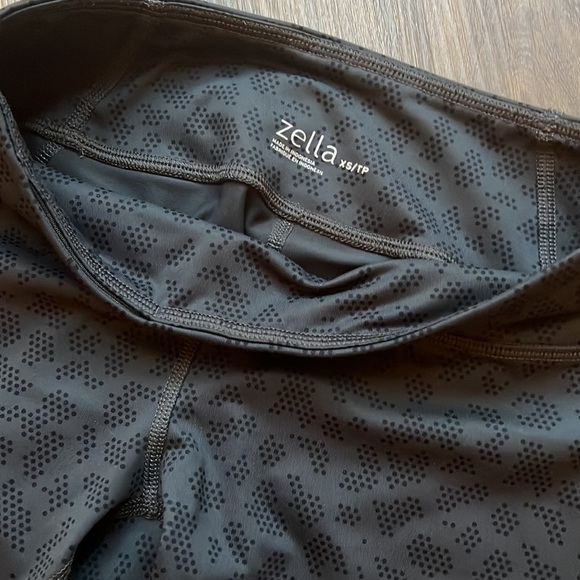 Zella patterned crop leggings size xs - Picture 2 of 4